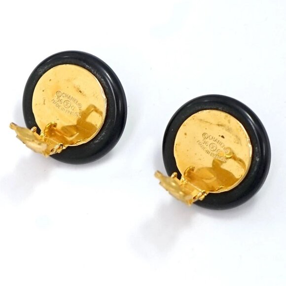 CHANEL CC Logos Black Round White Shell Motif Earrings Gold Tone 96C Auth #24031 - Picture 4 of 5